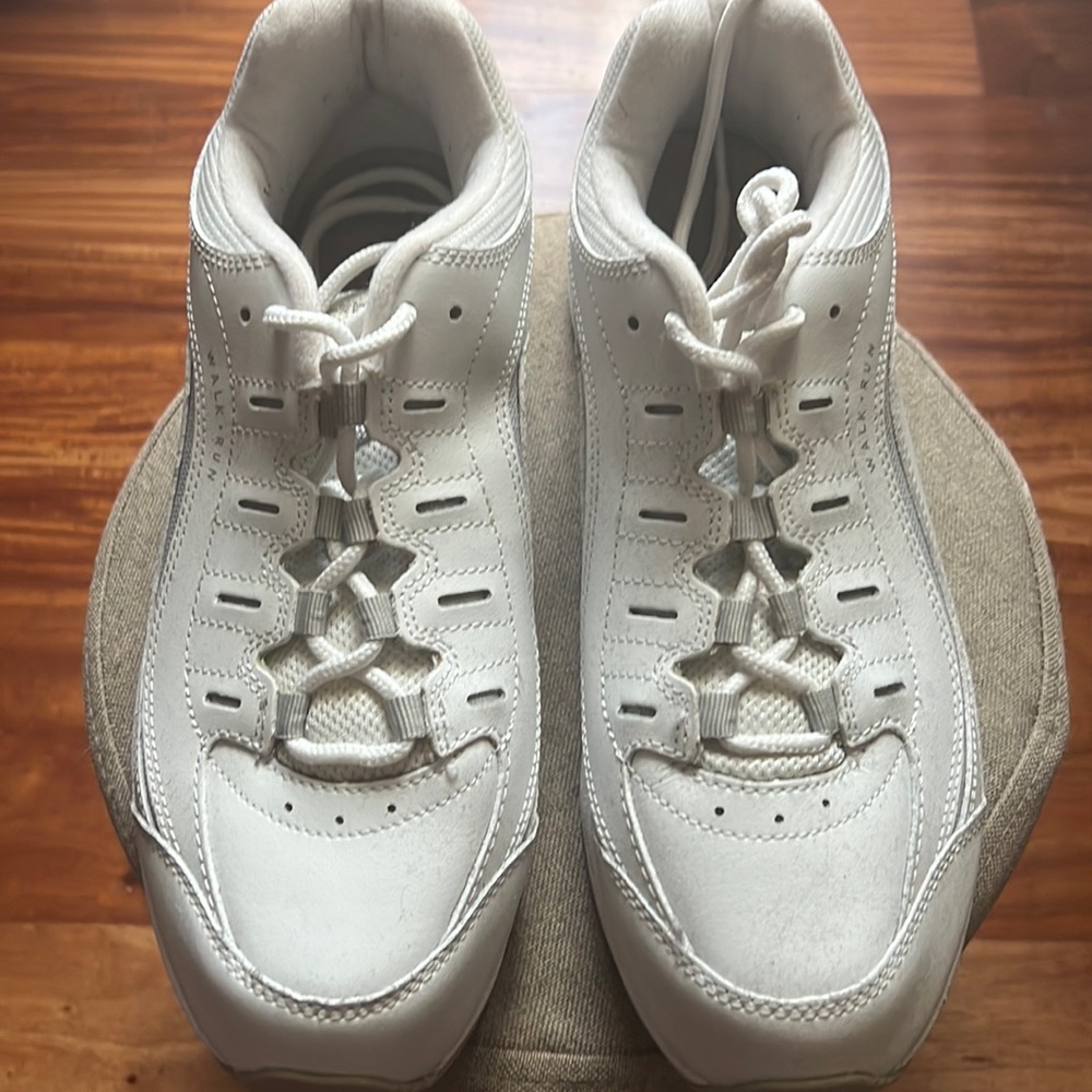 Tennis shoes